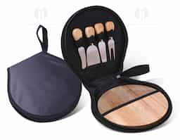 Kit queijo 4 peças. Contém espátula grande, garfo, faca reta, espátula pequena e tábua de bambu. Acompanha estojo.