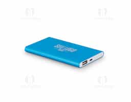 Bateria portátil slim em alumínio 100% reciclado. Bateria de lítio com capacidade de 4.000 mAh, tempo de vida = 500 ciclos e com saída USB-A. Incluso cabo USB para carregar a bateria. Fornecida em caixa presente de papel kraft reciclado. 