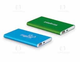 Bateria portátil slim em alumínio 100% reciclado. Bateria de lítio com capacidade de 4.000 mAh, tempo de vida = 500 ciclos e com saída USB-A. Incluso cabo USB para carregar a bateria. Fornecida em caixa presente de papel kraft reciclado. 