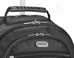 Mochila trolley para notebook 1680D e 600D. Com 2 rodas, possui compartimento principal almofadado para notebook 15.6 . Segundo compartimento forrado e com bolsos. Contém bolso frontal com zipper e bolsos laterais com tela. Pega extensível em alumínio e mola. 350 x 460 x 155 mm