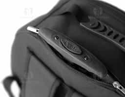 Mochila trolley para notebook 1680D e 600D. Com 2 rodas, possui compartimento principal almofadado para notebook 15.6 . Segundo compartimento forrado e com bolsos. Contém bolso frontal com zipper e bolsos laterais com tela. Pega extensível em alumínio e mola. 350 x 460 x 155 mm