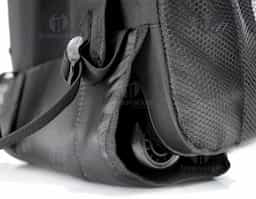 Mochila trolley para notebook 1680D e 600D. Com 2 rodas, possui compartimento principal almofadado para notebook 15.6 . Segundo compartimento forrado e com bolsos. Contém bolso frontal com zipper e bolsos laterais com tela. Pega extensível em alumínio e mola. 350 x 460 x 155 mm