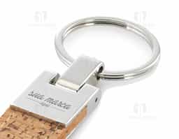 Chaveiro de metal com alça de cortiça. Acompanha caixa kraft.