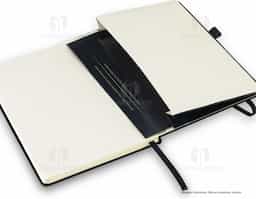 Caderno capa dura com porta esferográfica, bolso interior e folhas não pautadas cor marfim.