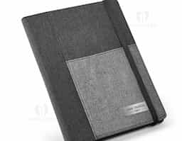 Pasta em tecido poliéster com caderno. Caderno removível com 80 folhas não pautadas. Com bolso interior e porta esferográfica. Fornecida em embalagem de non-woven. Esferográfica não inclusa