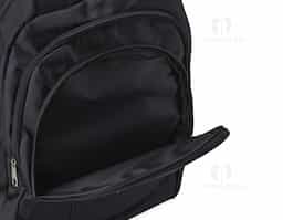 Mochila de nylon com capacidade de 30 litros, composta por quatro compartimentos, incluindo bolso interno acolchoado para notebook de até 15,6". Possui bolsos laterais em malha, duas alças de mão e parte traseira com revestimento espumado para maior conforto. 
