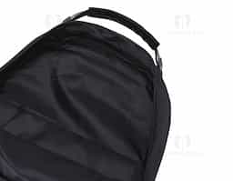 Mochila de nylon com capacidade de 30 litros, composta por quatro compartimentos, incluindo bolso interno acolchoado para notebook de até 15,6". Possui bolsos laterais em malha, duas alças de mão e parte traseira com revestimento espumado para maior conforto. 