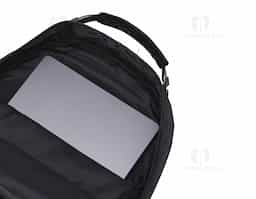 Mochila de nylon com capacidade de 30 litros, composta por quatro compartimentos, incluindo bolso interno acolchoado para notebook de até 15,6". Possui bolsos laterais em malha, duas alças de mão e parte traseira com revestimento espumado para maior conforto. 