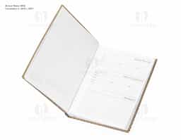 Agenda diária 2026 em couro sintético com detalhes texturizados e marca-páginas em fita de cetim. Contém páginas dedicadas a dados pessoais, agenda com miolo permanente.. 