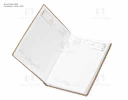 Agenda diária 2026 em couro sintético com detalhes texturizados e marca-páginas em fita de cetim. Contém páginas dedicadas a dados pessoais, agenda com miolo permanente.. 