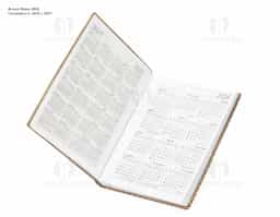 Agenda diária 2026 em couro sintético com detalhes texturizados e marca-páginas em fita de cetim. Contém páginas dedicadas a dados pessoais, agenda com miolo permanente.. 