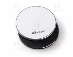 Carregador wireless por indução. Produzido em material plástico, o carregador possui antiderrapantes de silicone na parte inferior. Para desfrutar do carregamento por indução (sem fio) é fundamental que o celular possua a tecnologia QI – desta maneira é possível carregar o celular posicionando-o sob carregador, sendo necessário apenas necessário conectar o carregador à uma fonte de energia (USB ou diretamente na tomada). O carregador wireless possui a tecnologia de carga rápida, mas para a utilização deste modo é necessário que o celular também possua esta tecnologia, caso contrário será realizada a carga normal. O carregador possui luzes de funcionamento, quando ligado irá exibir a luz verde e ao entrar em modo de carga irá exibir uma luz azul. Acompanha cabo USB.