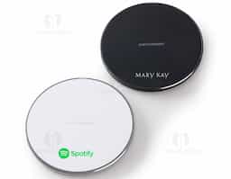 Carregador wireless por indução. Produzido em material plástico, o carregador possui antiderrapantes de silicone na parte inferior. Para desfrutar do carregamento por indução (sem fio) é fundamental que o celular possua a tecnologia QI – desta maneira é possível carregar o celular posicionando-o sob carregador, sendo necessário apenas necessário conectar o carregador à uma fonte de energia (USB ou diretamente na tomada). O carregador wireless possui a tecnologia de carga rápida, mas para a utilização deste modo é necessário que o celular também possua esta tecnologia, caso contrário será realizada a carga normal. O carregador possui luzes de funcionamento, quando ligado irá exibir a luz verde e ao entrar em modo de carga irá exibir uma luz azul. Acompanha cabo USB.
