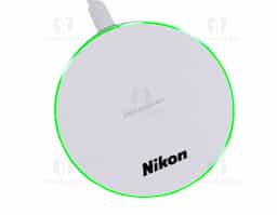 Carregador wireless por indução. Produzido em material plástico, o carregador possui antiderrapantes de silicone na parte inferior. Para desfrutar do carregamento por indução (sem fio) é fundamental que o celular possua a tecnologia QI – desta maneira é possível carregar o celular posicionando-o sob carregador, sendo necessário apenas necessário conectar o carregador à uma fonte de energia (USB ou diretamente na tomada). O carregador wireless possui a tecnologia de carga rápida, mas para a utilização deste modo é necessário que o celular também possua esta tecnologia, caso contrário será realizada a carga normal. O carregador possui luzes de funcionamento, quando ligado irá exibir a luz verde e ao entrar em modo de carga irá exibir uma luz azul. Acompanha cabo USB.
