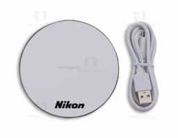 Carregador wireless por indução. Produzido em material plástico, o carregador possui antiderrapantes de silicone na parte inferior. Para desfrutar do carregamento por indução (sem fio) é fundamental que o celular possua a tecnologia QI – desta maneira é possível carregar o celular posicionando-o sob carregador, sendo necessário apenas necessário conectar o carregador à uma fonte de energia (USB ou diretamente na tomada). O carregador wireless possui a tecnologia de carga rápida, mas para a utilização deste modo é necessário que o celular também possua esta tecnologia, caso contrário será realizada a carga normal. O carregador possui luzes de funcionamento, quando ligado irá exibir a luz verde e ao entrar em modo de carga irá exibir uma luz azul. Acompanha cabo USB.