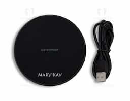 Carregador wireless por indução. Produzido em material plástico, o carregador possui antiderrapantes de silicone na parte inferior. Para desfrutar do carregamento por indução (sem fio) é fundamental que o celular possua a tecnologia QI – desta maneira é possível carregar o celular posicionando-o sob carregador, sendo necessário apenas necessário conectar o carregador à uma fonte de energia (USB ou diretamente na tomada). O carregador wireless possui a tecnologia de carga rápida, mas para a utilização deste modo é necessário que o celular também possua esta tecnologia, caso contrário será realizada a carga normal. O carregador possui luzes de funcionamento, quando ligado irá exibir a luz verde e ao entrar em modo de carga irá exibir uma luz azul. Acompanha cabo USB.