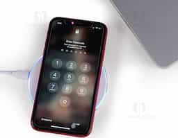 Carregador wireless por indução. Produzido em material plástico, o carregador possui antiderrapantes de silicone na parte inferior. Para desfrutar do carregamento por indução (sem fio) é fundamental que o celular possua a tecnologia QI – desta maneira é possível carregar o celular posicionando-o sob carregador, sendo necessário apenas necessário conectar o carregador à uma fonte de energia (USB ou diretamente na tomada). O carregador wireless possui a tecnologia de carga rápida, mas para a utilização deste modo é necessário que o celular também possua esta tecnologia, caso contrário será realizada a carga normal. O carregador possui luzes de funcionamento, quando ligado irá exibir a luz verde e ao entrar em modo de carga irá exibir uma luz azul. Acompanha cabo USB.