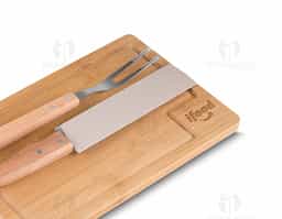 Kit Churrasco com 3 peças e tábua de bambu.