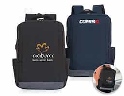 Mochila de nylon de 27 litros, com compartimento principal com bolso para notebook 15.6 polegadas, possui divisórias para documentos e caneta, compartimento frontal com abertura vertical, bolsos laterais com revestimento interno emborrachado e dispositivo com entrada USB na parte externa, seu cabo USB acoplado internamente permite a conexão de um carregador portátil na área interna e a conexão de um eletrônico na área externa, viabilizando a carga e utilização do eletrônico enquanto caminha. Contém zíperes preto, faixa emborracha na área inferior frontal, alça horizontal para encaixe em malas de viagem, alças para costas ajustáveis com revestimento anti-transpirante e duas alças de mãos em nylon, sendo uma delas com revestimento interno.