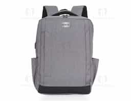Mochila de nylon de 27 litros, com compartimento principal com bolso para notebook 15.6 polegadas, possui divisórias para documentos e caneta, compartimento frontal com abertura vertical, bolsos laterais com revestimento interno emborrachado e dispositivo com entrada USB na parte externa, seu cabo USB acoplado internamente permite a conexão de um carregador portátil na área interna e a conexão de um eletrônico na área externa, viabilizando a carga e utilização do eletrônico enquanto caminha. Contém zíperes preto, faixa emborracha na área inferior frontal, alça horizontal para encaixe em malas de viagem, alças para costas ajustáveis com revestimento anti-transpirante e duas alças de mãos em nylon, sendo uma delas com revestimento interno.