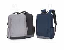 Mochila de nylon de 27 litros, com compartimento principal com bolso para notebook 15.6 polegadas, possui divisórias para documentos e caneta, compartimento frontal com abertura vertical, bolsos laterais com revestimento interno emborrachado e dispositivo com entrada USB na parte externa, seu cabo USB acoplado internamente permite a conexão de um carregador portátil na área interna e a conexão de um eletrônico na área externa, viabilizando a carga e utilização do eletrônico enquanto caminha. Contém zíperes preto, faixa emborracha na área inferior frontal, alça horizontal para encaixe em malas de viagem, alças para costas ajustáveis com revestimento anti-transpirante e duas alças de mãos em nylon, sendo uma delas com revestimento interno.