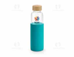 Squeeze em vidro borossilicato e com tampa em bambu. Revestido com luva em silicone que oferece uma proteção extra à sua squeeze. Capacidade até 600 mL. Fornecido em caixa presente. Certificação EU Food Grade