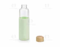 Squeeze em vidro borossilicato e com tampa em bambu. Revestido com luva em silicone que oferece uma proteção extra à sua squeeze. Capacidade até 600 mL. Fornecido em caixa presente. Certificação EU Food Grade