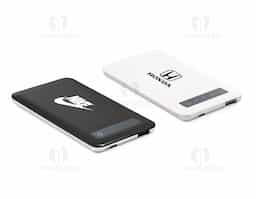 Bateria portátil com ecrã touch e indicador de carga. ABS e aço inox. bateria polímero de lítio. capacidade: 4.000 mAh. tempo de vida = 500 ciclos. entrada 5V/1A e saída 5V/1A. incluso cabo USB/micro USB para carregar a bateria.