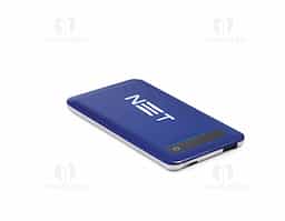 Bateria portátil com ecrã touch e indicador de carga. ABS e aço inox. bateria polímero de lítio. capacidade: 4.000 mAh. tempo de vida = 500 ciclos. entrada 5V/1A e saída 5V/1A. incluso cabo USB/micro USB para carregar a bateria.