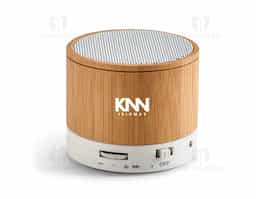 Caixa de som com microfone em bambu.  Possui transmissão por bluetooth, ligação stereo 3,5 mm e leitor de cartões TF. autonomia até 3h. capacidade: 300mAh. função para atender chamadas, controle de volume, conexão à playlist do dispositivo móvel e rádio FM. incluso cabo USB/micro USB para carrega