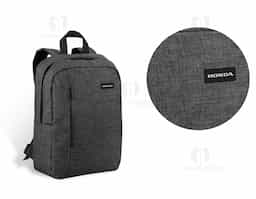 Mochila para notebook. 600D de alta densidade. Compartimento forrado, com 2 divisórias almofadadas para notebook até 14'' e tablet 9.7''. Bolso frontal e 1 bolso lateral. Parte posterior e alças almofadadas. Placa metálica removível com imã, para fácil gravação
