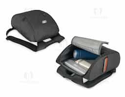 Mochila para notebook. 600D de alta densidade. Compartimento com 2 divisórias almofadadas para notebook até 15.6'' e tablet 9.7''. Interior forrado e almofadado. 1 bolso frontal e 2 bolsos laterais. Parte posterior almofadada, com sistema de apoio acolchoado para as costas e alças almofadadas