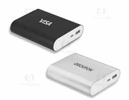 Bateria portátil. Alumínio. Bateria de lítio. Capacidade: 8.000 mAh. Tempo de vida = 500 ciclos. Com entrada/saída 5V/1A. Incluso cabo USB/micro USB para carregar a bateria. Fornecida em caixa presente