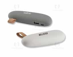 Power Bank em ABS com célula de lítio de 2.000 mAh e vida útil estimada em 500 ciclos. Possui uma porta de entrada USB-C para recarga e uma porta de saída USB-A para carregar dispositivos compatíveis. Acompanha cabo USB-C, sendo uma opção prática para uso diário.