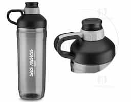 squeeze plástico com alça de mão, tampa e bico rosqueável. capacidade 1.500ml