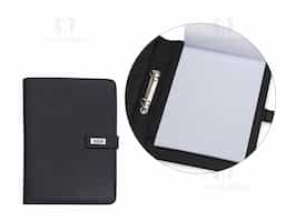Pasta convenção com fecho imantado e plaquinha personalizável. Produzido em couro sintético, a pasta contém bolso lateral na contracapa e bolso com fechamento em zíper, além divisórias para cartões e/ou documentos com bolso lateral. 