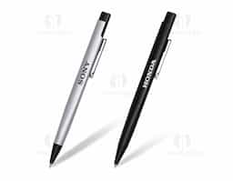 Caneta triangular semimetal de pintura fosca com detalhes em preto. Possui clip metal com detalhe aberto na lateral. Aciona por clique
