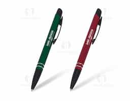 Caneta semimetal de pintura texturizada colorida com detalhes em preto. Clip metálico preto, possui dois anéis prata na parte inferior. Aciona por clique.