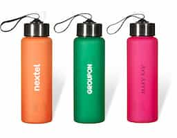 Squeeze plástico de 680ml. Produzido em PVC fosco, a squeeze possui tampa rosqueável em inox com alça elástica para transporte (não removível).