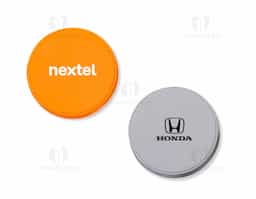 Suporte retrátil para celular em material plástico com verso adesivado (3M). Utilização como "anel anti-furto" ou suporte de sustentação para o celular.