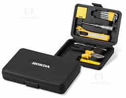 Kit ferramenta 11 peças em estojo plástico. Maleta plástica com detalhe retangular no centro frontal e verso com o detalhe na lateral inferior, possui texturização no estojo e uma trava superior. Acompanha: conjunto de 5 chaves Allen, fita métrica de 1 metro, chave teste, estilete, chave dupla(Phillips e Fenda), alicate e cabo plástico para encaixe da chave dupla.