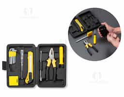 Kit ferramenta 11 peças em estojo plástico. Maleta plástica com detalhe retangular no centro frontal e verso com o detalhe na lateral inferior, possui texturização no estojo e uma trava superior. Acompanha: conjunto de 5 chaves Allen, fita métrica de 1 metro, chave teste, estilete, chave dupla(Phillips e Fenda), alicate e cabo plástico para encaixe da chave dupla.
