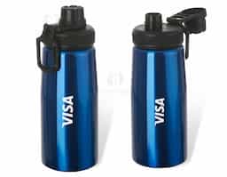 Squeeze metálico 750ml com alça para transporte, possui tampa com detalhe emborrachado e tampa protetora para o bocal.