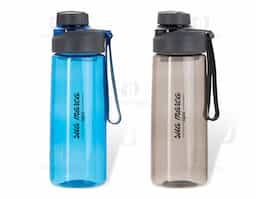 Squeeze plástico 700ml com peneira e alça para transporte. Com visual transparente colorido, o squeeze contém uma tampa principal rosqueável com ampla abertura, além de uma tampa protetora de bocal e alça de silicone colorida.