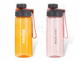 Squeeze plástico 700ml com peneira e alça para transporte. Com visual transparente colorido, o squeeze contém uma tampa principal rosqueável com ampla abertura, além de uma tampa protetora de bocal e alça de silicone colorida.