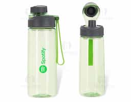 Squeeze plástico 700ml com peneira e alça para transporte. Com visual transparente colorido, o squeeze contém uma tampa principal rosqueável com ampla abertura, além de uma tampa protetora de bocal e alça de silicone colorida.