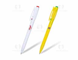 Caneta plástica branca com detalhe colorido. Possui detalhes em relevo na parte superior ao redor do clip, parte inferior com detalhes em relevo. Aciona por clique e para destravar basta apertar a parte inferior do clip.