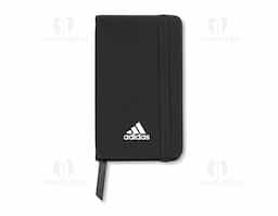 Caderneta tipo moleskine emborrachado de frente e verso liso, marcador de página em cetim e fita elástica para fechar. Contém aproximadamente 80 folhas amarelas sem pauta