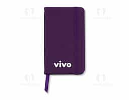 Caderneta tipo moleskine emborrachado de frente e verso liso, marcador de página em cetim e fita elástica para fechar. Contém aproximadamente 80 folhas amarelas sem pauta