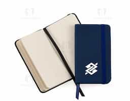 Caderneta tipo moleskine emborrachado de frente e verso liso, marcador de página em cetim e fita elástica para fechar. Contém aproximadamente 80 folhas amarelas sem pauta